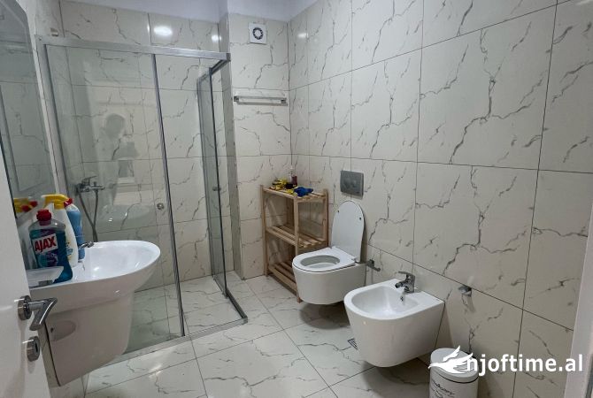 Shtepi me qera Apartament ne Tirane, 3+1, Mobilimi E mobiluar, Pagesa 800  Euro.