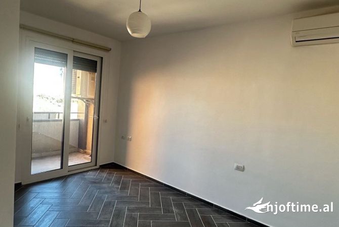 Ambient biznesi me qera 3+1 ne Tirane - 1,000 Euro
