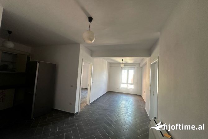 Ambient biznesi me qera 3+1 ne Tirane - 1,000 Euro