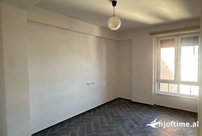 Ambient biznesi me qera 3+1 ne Tirane - 1,000 Euro
