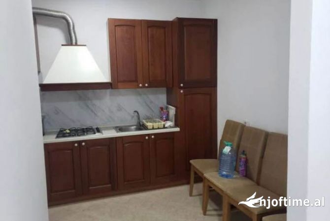 Shtepi me qera Apartament ne Tirane, 2+1, Mobilimi E mobiluar, Pagesa 500  Euro.