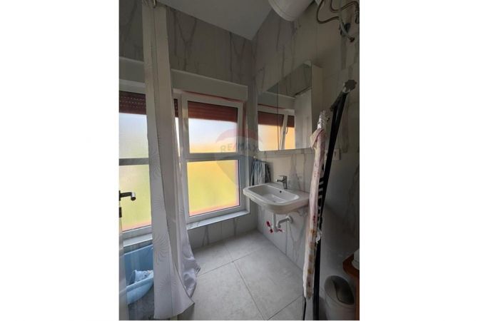 Shtepi ne shitje Apartament ne Tirane, 3+1, Mobilimi E mobiluar, Pagesa 194,000  Euro.