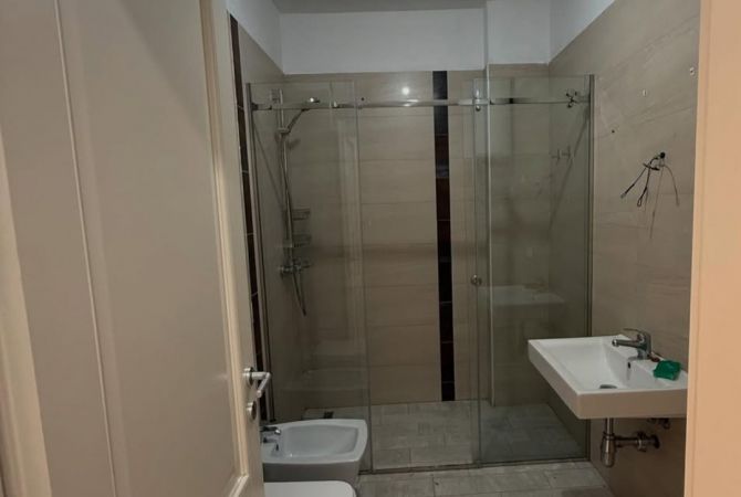 Shtepi me qera Apartament ne Tirane, 2+1, Mobilimi Pjeserisht e mobiluar, Pagesa 800  Euro.