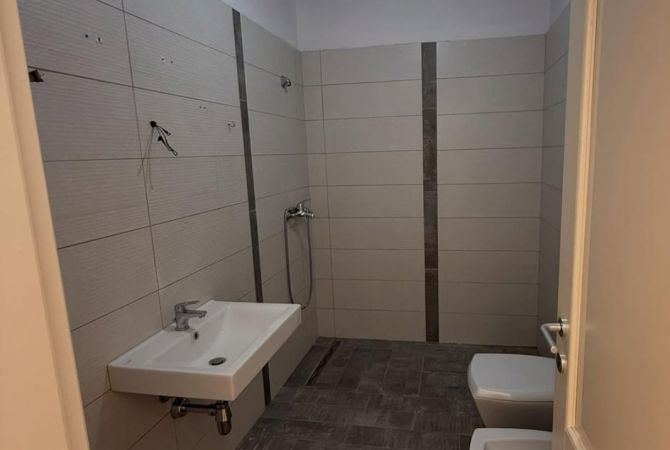 Shtepi me qera Apartament ne Tirane, 2+1, Mobilimi Pjeserisht e mobiluar, Pagesa 800  Euro.