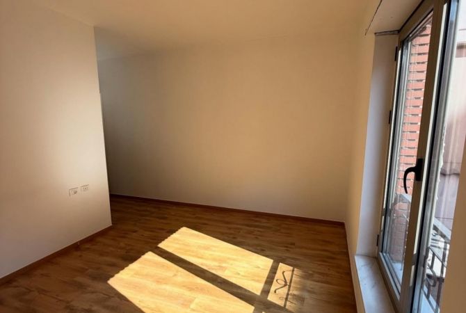 Shtepi me qera Apartament ne Tirane, 2+1, Mobilimi Pjeserisht e mobiluar, Pagesa 800  Euro.