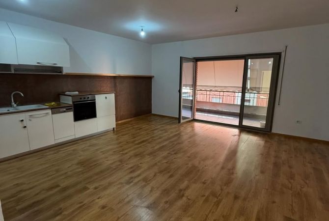 Shtepi me qera 2+1 ne Tirane - 800 Euro