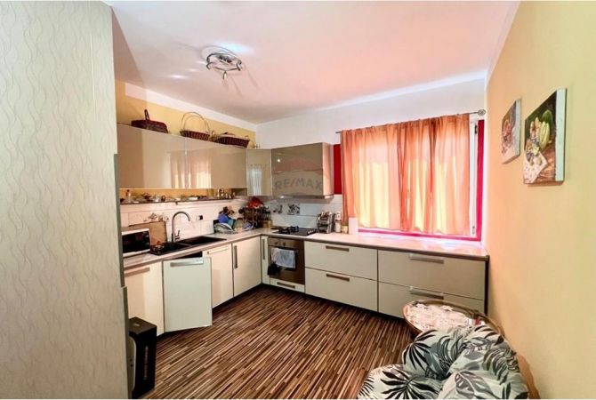 Shtepi ne shitje Apartament ne Tirane, 3+1, Mobilimi E mobiluar, Pagesa 210,000  Euro.