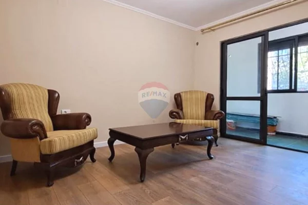 Shtepi ne shitje Apartament ne Tirane, 2+1, Mobilimi Pjeserisht e mobiluar, Pagesa 143,000  Euro.