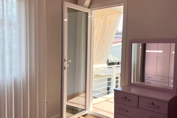 Shtepi me qera Apartament ne Tirane, 2+1, Mobilimi E mobiluar, Pagesa 800  Euro.