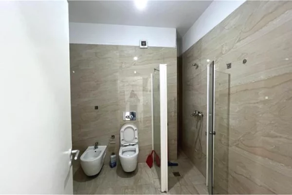 Shtepi ne shitje Apartament ne Tirane, 3+1, Mobilimi Pjeserisht e mobiluar, Pagesa 235,000  Euro.