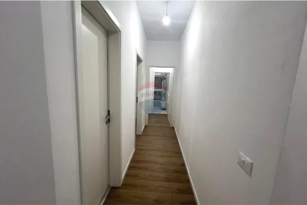 Shtepi ne shitje Apartament ne Tirane, 2+1, Mobilimi Pjeserisht e mobiluar, Pagesa 135,000  Euro.