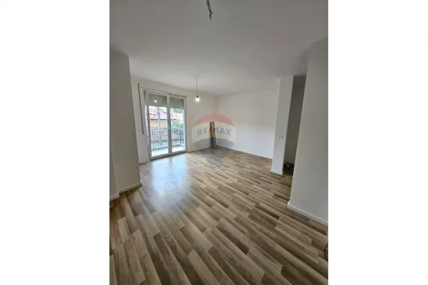Shtepi ne shitje Apartament ne Tirane, Garsoniere, Mobilimi Pjeserisht e mobiluar, Pagesa 95,000  Euro.