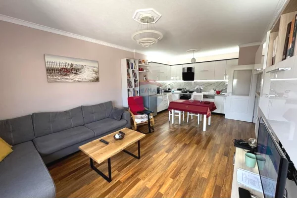 Shtepi me qera 2+1 ne Tirane - 720 Euro