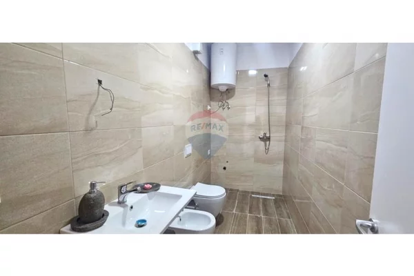 Shtepi me qera 1+1 ne Tirane - 55,000 Leke