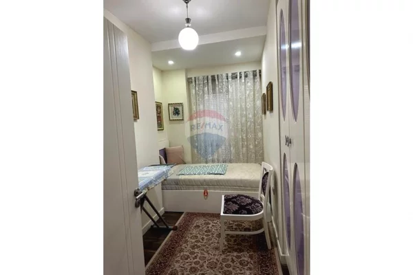 Shtepi me qera Apartament ne Tirane, 3+1, Mobilimi E mobiluar, Pagesa 1,000  Euro.