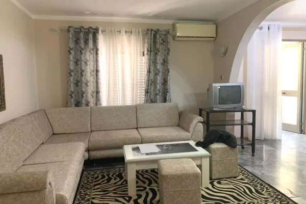 Shtepi me qera Apartament ne Tirane, 2+1, Mobilimi E mobiluar, Pagesa 600  Euro.