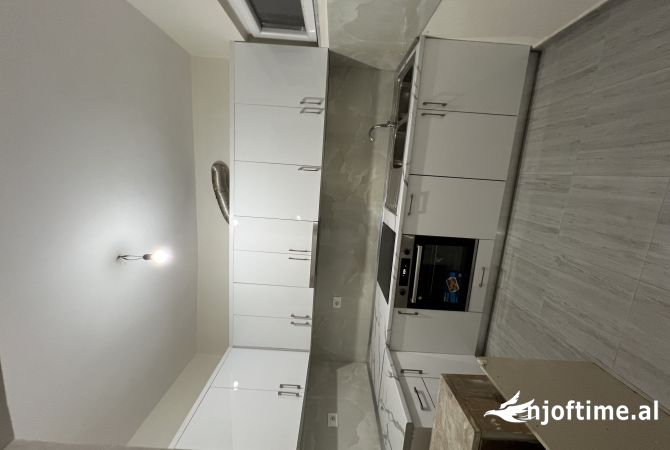 Ambient biznesi me qera 3+1 ne Tirane - 2,500 Euro