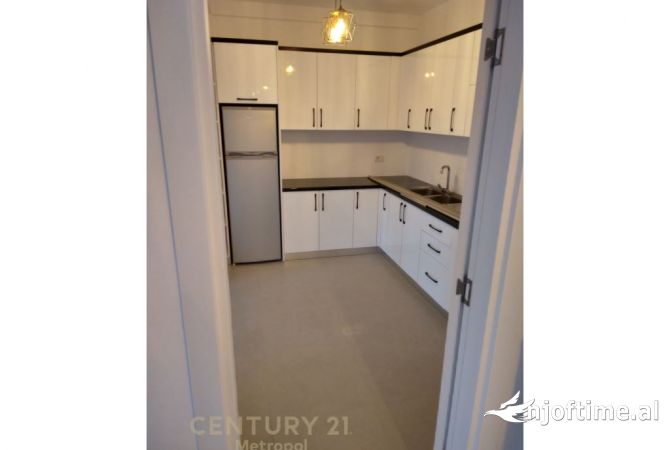 Shtepi me qera 4+1 ne Tirane - 1,300 Euro