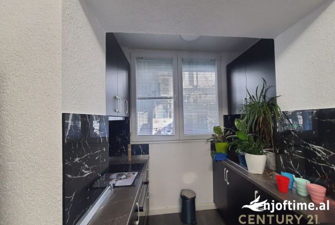 Jepet me Qira per Biznes prane 21 Dhjetorit, Tirane