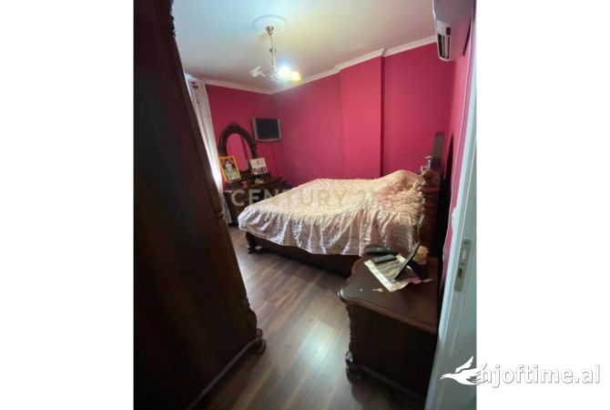 Shtepi ne shitje Apartament ne Tirane, 2+1, Mobilimi E mobiluar, Pagesa 140,000  Euro.
