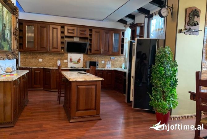 Shtepi ne shitje Duplex(shtepi me 2 kate) ne Tirane, 3+1, Mobilimi E mobiluar, Pagesa 270,000  Euro.