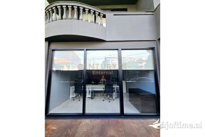 Zyre per qera tek Ish kompleksi dinamo.  Tirana, Albania