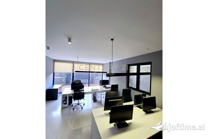 Zyre per qera tek Ish kompleksi dinamo.  Tirana, Albania