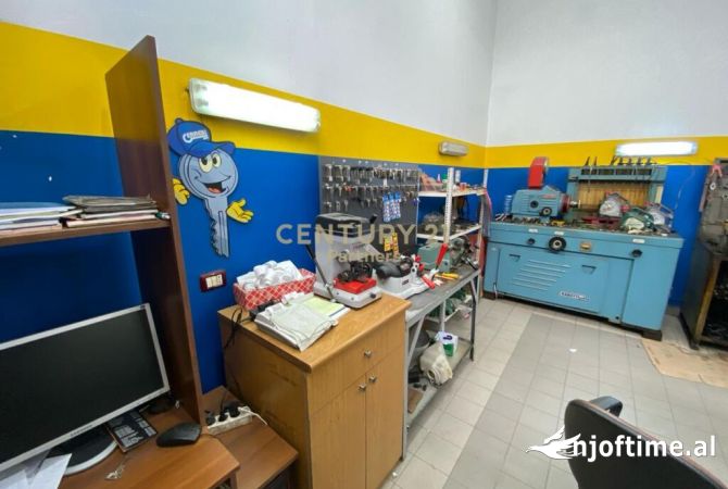 Japim me qera Njesi Biznesi i shfrytezueshem per servis tek Komuna e Parisit!, Tirane