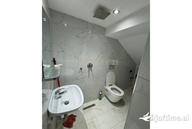 Shtepi ne shitje Duplex(shtepi me 2 kate) ne Tirane, 2+1, Mobilimi E mobiluar, Pagesa 280,000  Euro.