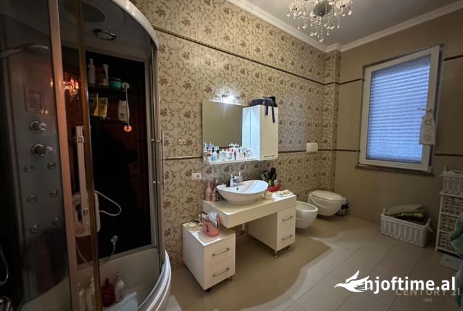 Shtepi ne shitje Vila Luksoze ne Kavaje, 7+1, Mobilimi E mobiluar, Pagesa 1,250,000  Euro.