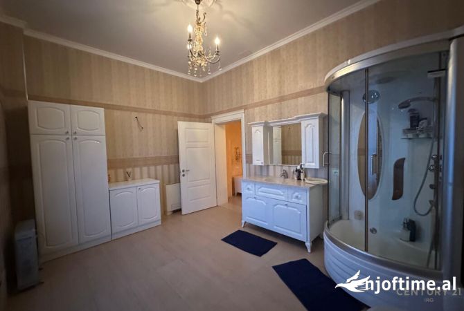 Shtepi ne shitje Vila Luksoze ne Kavaje, 7+1, Mobilimi E mobiluar, Pagesa 1,250,000  Euro.