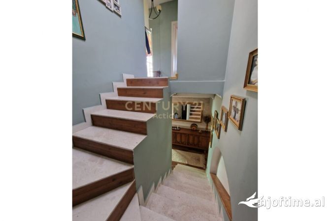 Shtepi ne shitje Apartament ne Tirane, 5+1, Mobilimi E mobiluar, Pagesa 360,000  Euro.