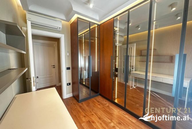 Shtepi ne shitje Apartament ne Tirane, 3+1, Mobilimi E mobiluar, Pagesa 360,000  Euro.