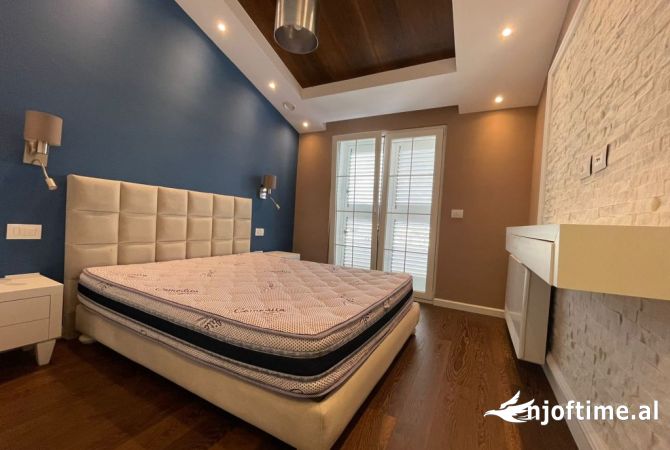 Shtepi me qera Penthose(kati i fundit panoramik) ne Tirane, 3+1, Mobilimi E mobiluar, Pagesa 2,200  Euro.