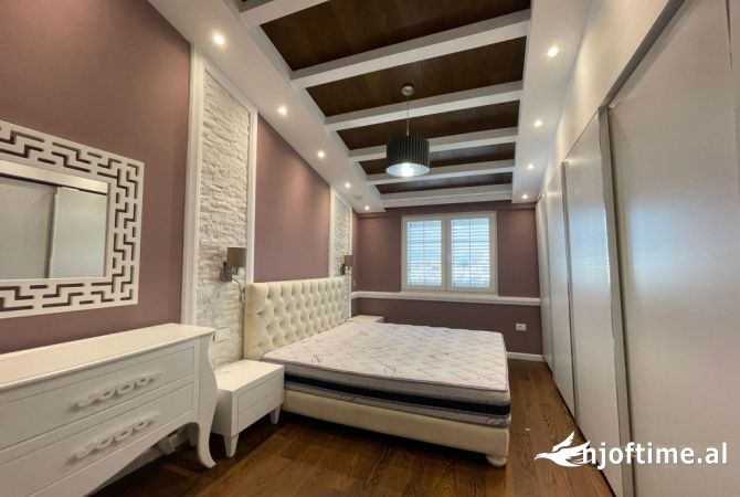 Shtepi me qera Penthose(kati i fundit panoramik) ne Tirane, 3+1, Mobilimi E mobiluar, Pagesa 2,200  Euro.