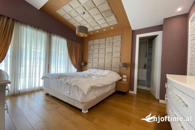 Shtepi me qera Penthose(kati i fundit panoramik) ne Tirane, 3+1, Mobilimi E mobiluar, Pagesa 2,200  Euro.