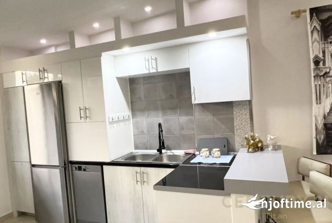 Shtepi ne shitje Penthose(kati i fundit panoramik) ne Tirane, 2+1, Mobilimi E mobiluar, Pagesa 290,000  Euro.