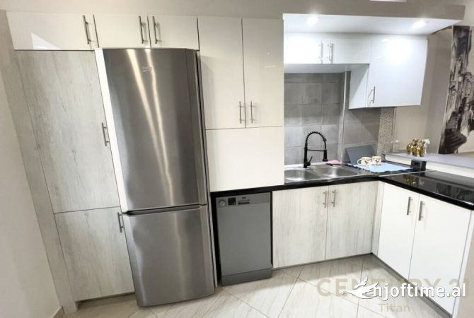 Shtepi ne shitje Penthose(kati i fundit panoramik) ne Tirane, 2+1, Mobilimi E mobiluar, Pagesa 290,000  Euro.