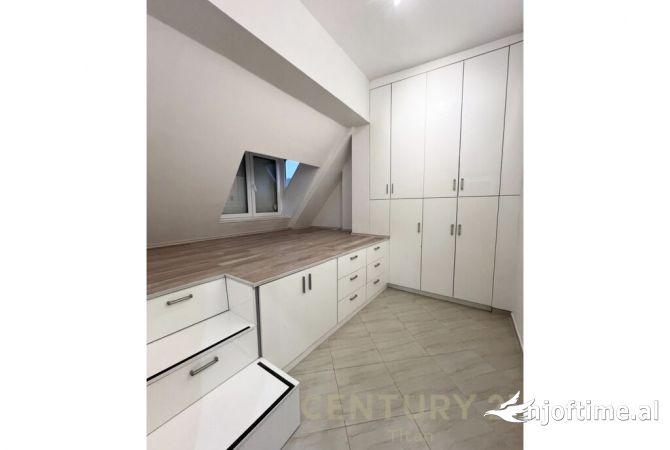 Shtepi ne shitje Penthose(kati i fundit panoramik) ne Tirane, 2+1, Mobilimi E mobiluar, Pagesa 290,000  Euro.