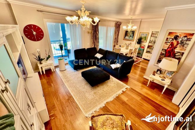 Shtepi ne shitje Penthose(kati i fundit panoramik) ne Tirane, 5+1, Mobilimi E mobiluar, Pagesa 970,000  Euro.