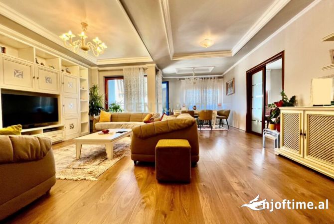 Shtepi ne shitje Penthose(kati i fundit panoramik) ne Tirane, 5+1, Mobilimi E mobiluar, Pagesa 970,000  Euro.