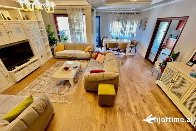 Shtepi ne shitje Penthose(kati i fundit panoramik) ne Tirane, 5+1, Mobilimi E mobiluar, Pagesa 970,000  Euro.