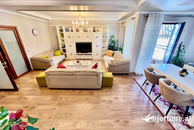 Shtepi ne shitje Penthose(kati i fundit panoramik) ne Tirane, 5+1, Mobilimi E mobiluar, Pagesa 970,000  Euro.