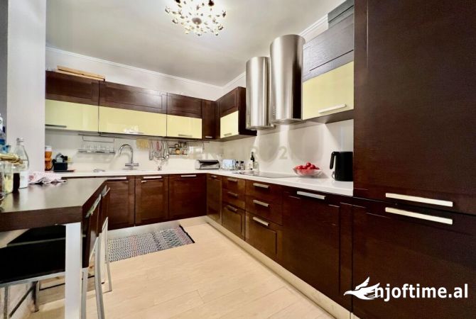 Shtepi ne shitje Penthose(kati i fundit panoramik) ne Tirane, 5+1, Mobilimi E mobiluar, Pagesa 970,000  Euro.