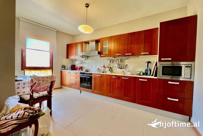 Shtepi ne shitje Penthose(kati i fundit panoramik) ne Tirane, 5+1, Mobilimi E mobiluar, Pagesa 970,000  Euro.