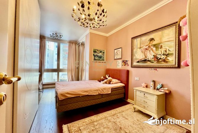 Shtepi ne shitje Penthose(kati i fundit panoramik) ne Tirane, 5+1, Mobilimi E mobiluar, Pagesa 970,000  Euro.