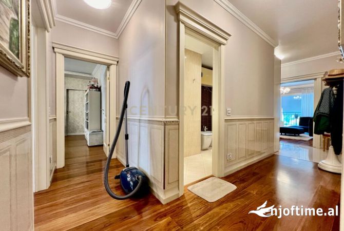 Shtepi ne shitje Penthose(kati i fundit panoramik) ne Tirane, 5+1, Mobilimi E mobiluar, Pagesa 970,000  Euro.