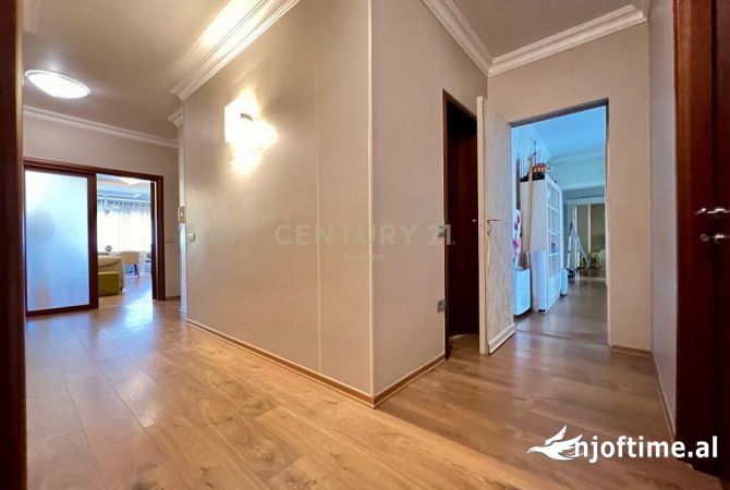 Shtepi ne shitje Penthose(kati i fundit panoramik) ne Tirane, 5+1, Mobilimi E mobiluar, Pagesa 970,000  Euro.