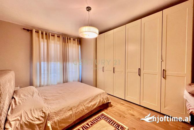 Shtepi ne shitje Penthose(kati i fundit panoramik) ne Tirane, 5+1, Mobilimi E mobiluar, Pagesa 970,000  Euro.