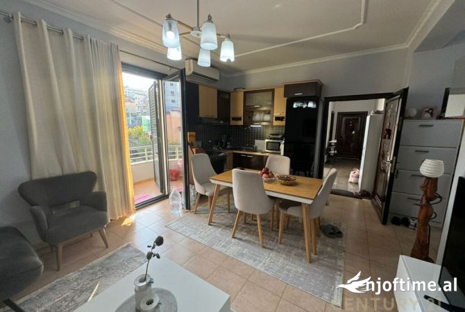 Shtepi ne shitje Apartament ne Tirane, 2+1, Mobilimi E mobiluar, Pagesa 140,000  Euro.